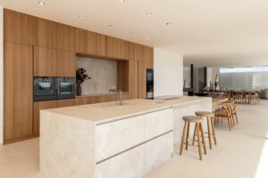 Cocina con una gran barra central de mármol