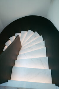 Escalera blanca y negra de mármol