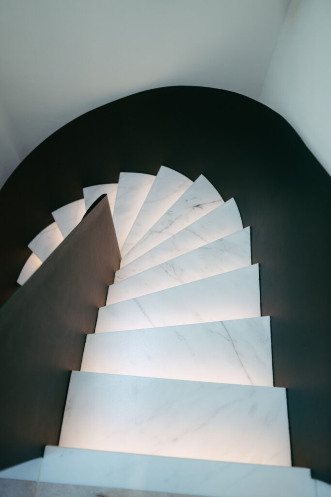 Escalera blanca y negra de mármol