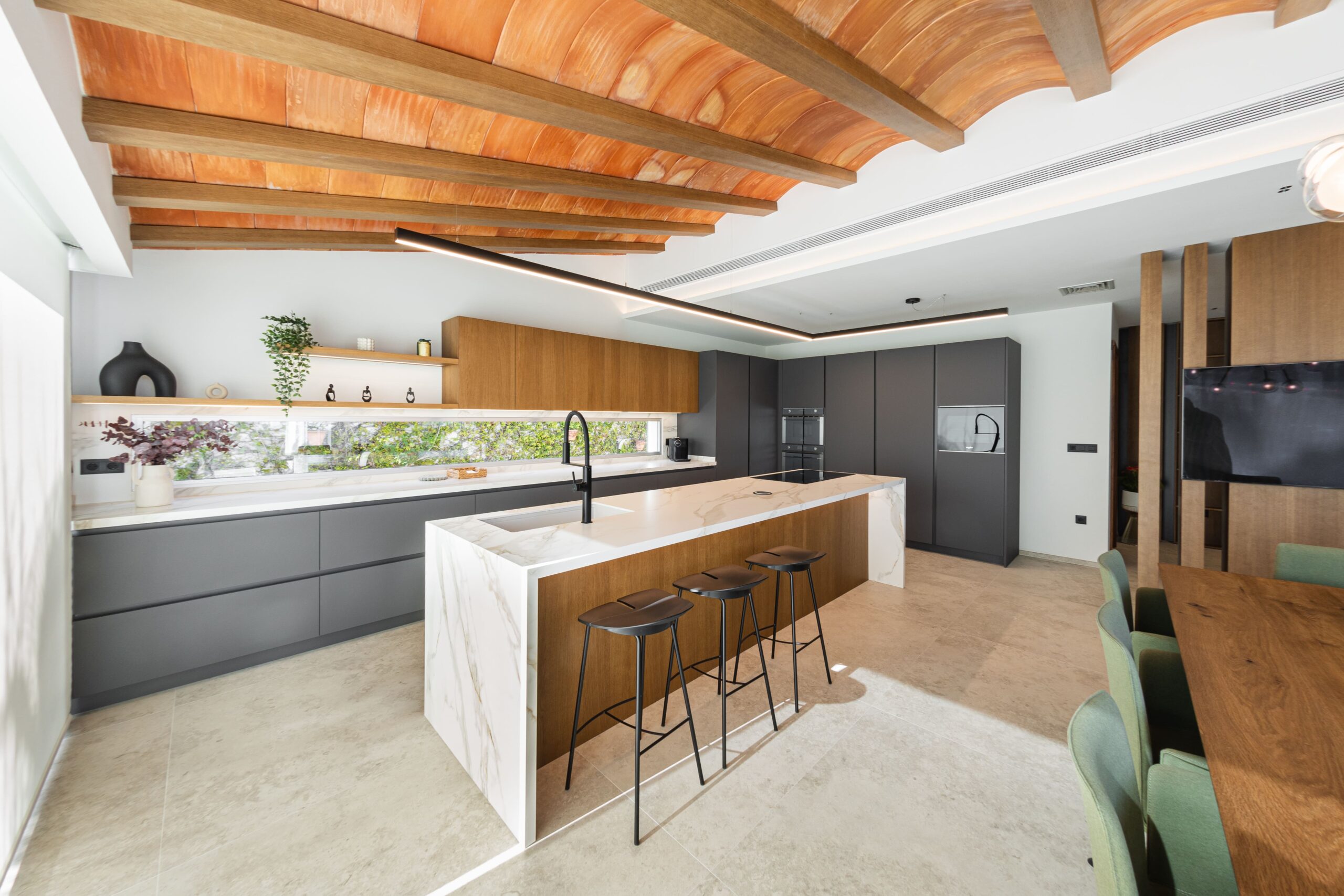 Cocina comedor con barra en madera y mármol