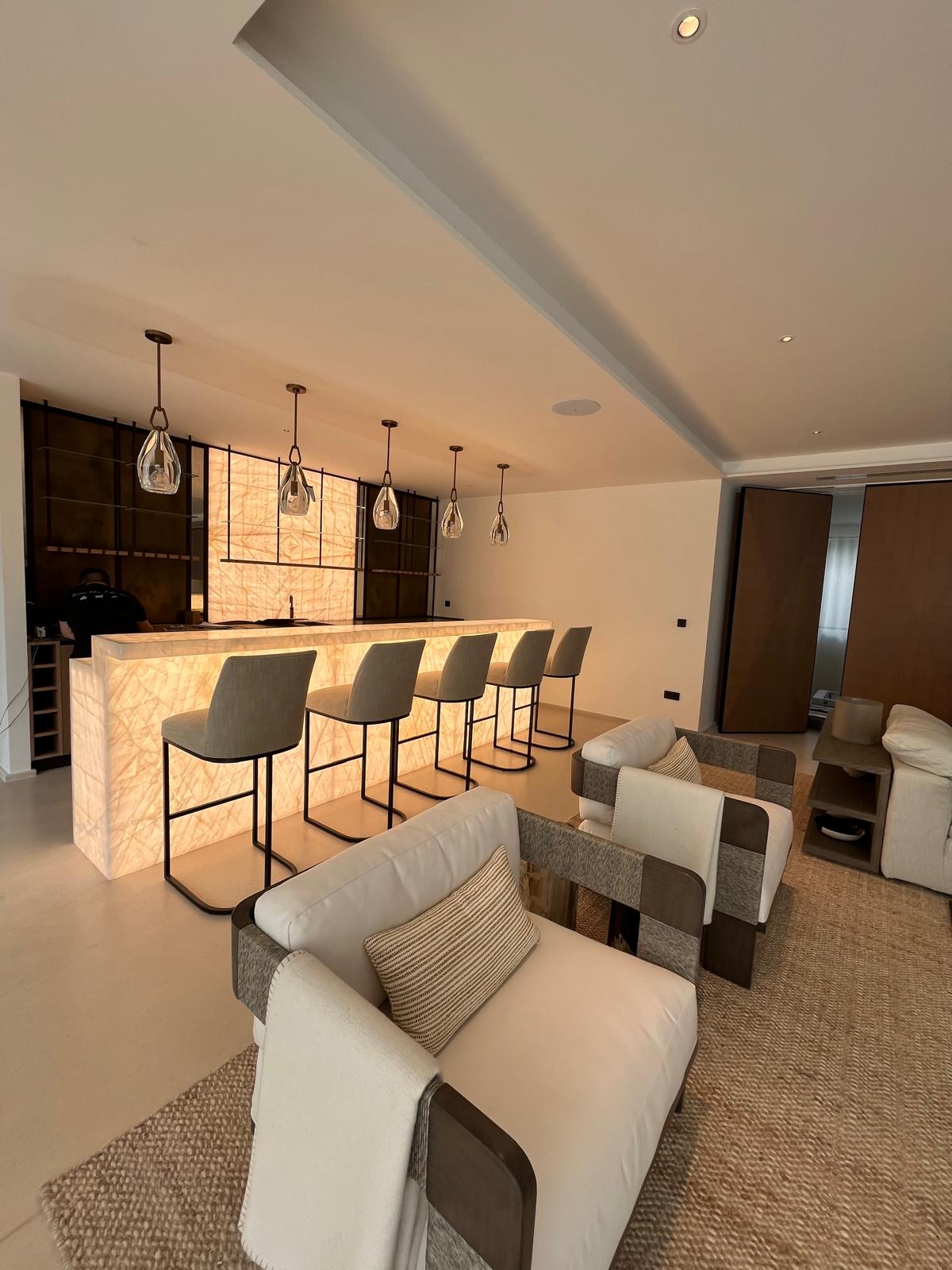 Salón con barra iluminada